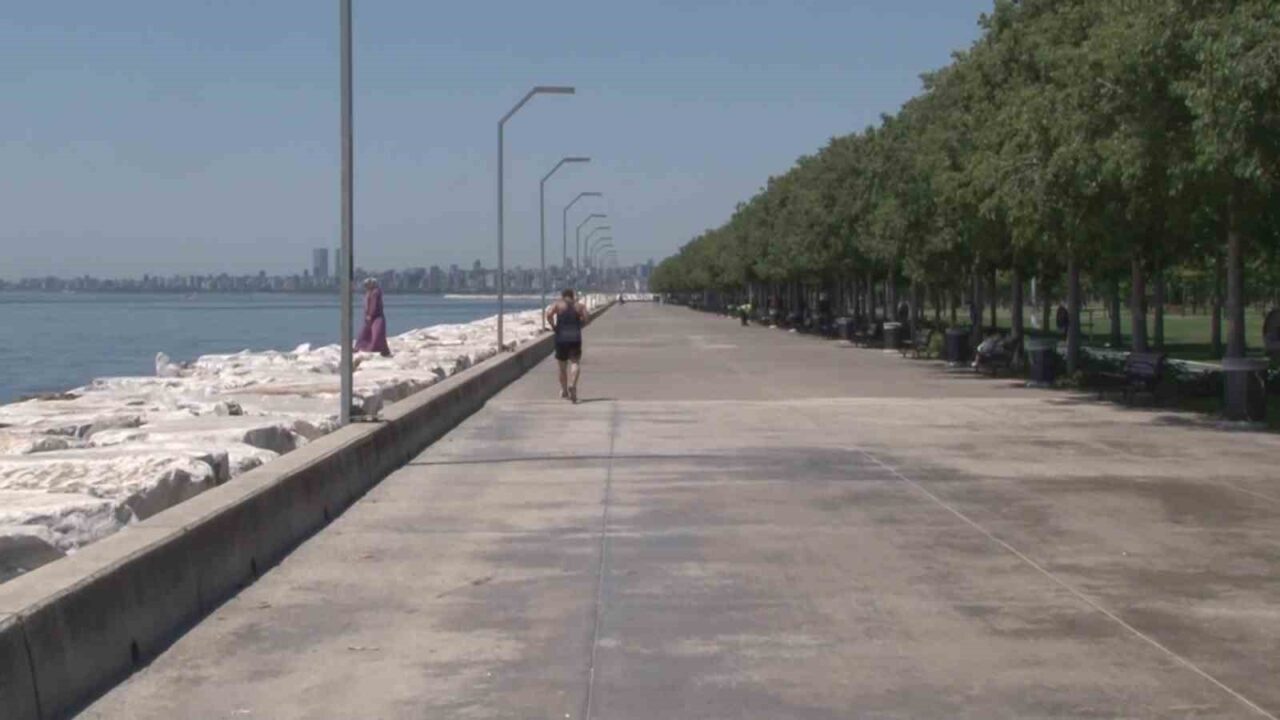 İstanbul’da bunaltıcı sıcaklıkların etkisi sürerken vatandaşlar çözümü sahillerde buldu. Termometrelerin