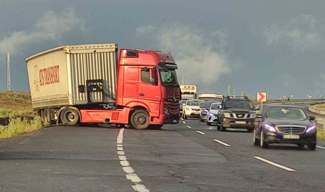 Ardahan’da sağanak yağış hayatı olumsuz etkiledi. Sağanakla birlikte kayganlaşan yolda
