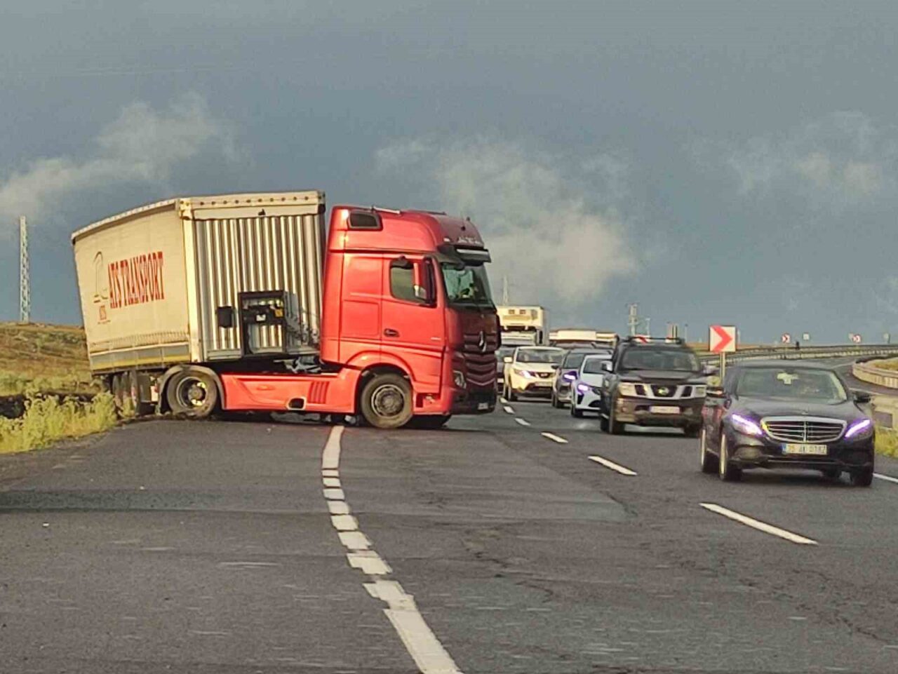 Ardahan’da sağanak yağış hayatı olumsuz etkiledi. Sağanakla birlikte kayganlaşan yolda