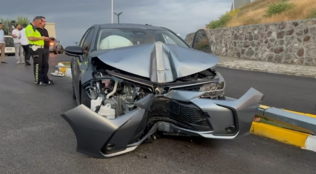 Erzincan’da yağış nedeniyle kayganlaşan yolda kontrolden çıkan bir otomobilin elektrik