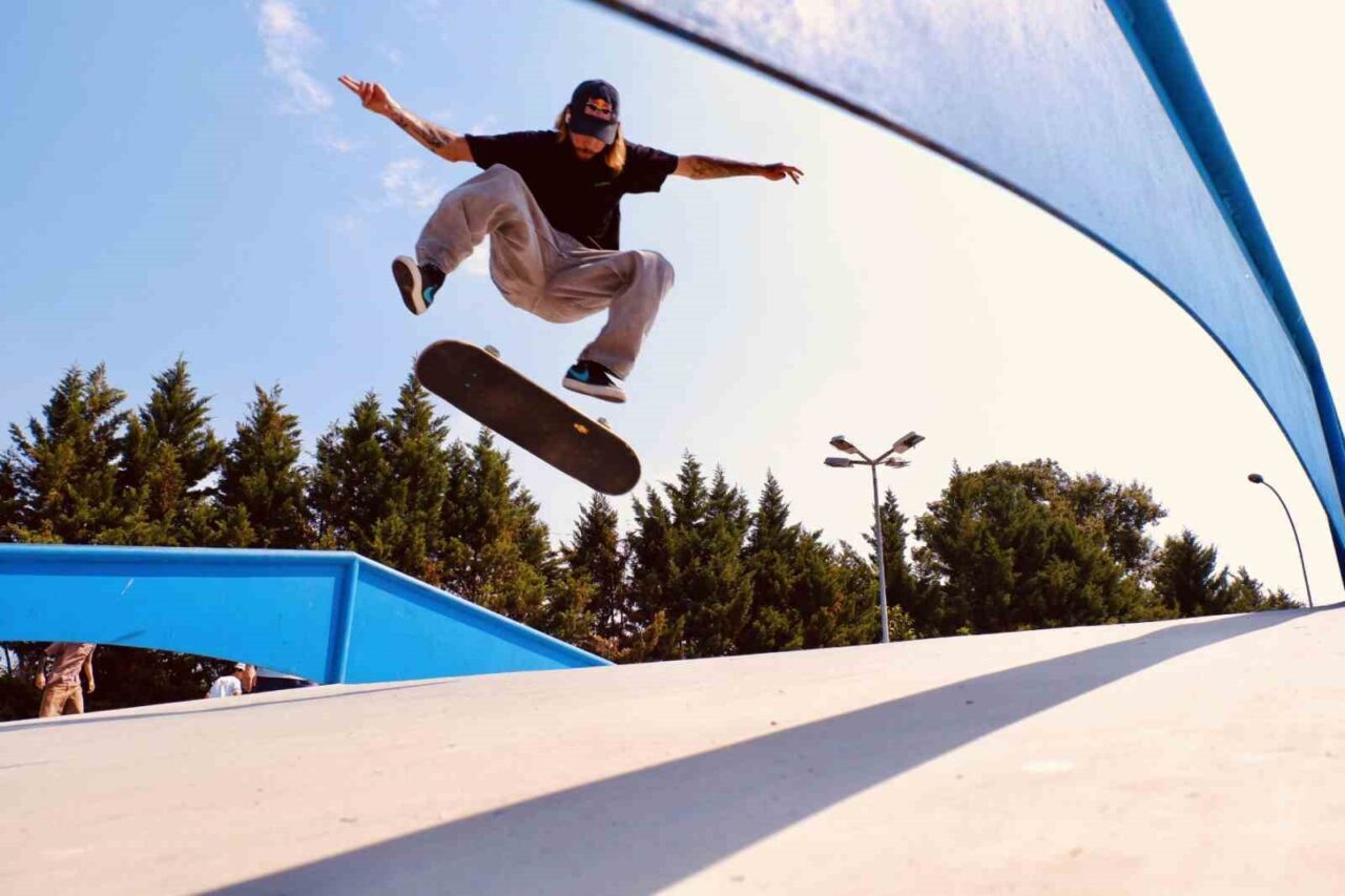 Türkiye’nin dört bir yanından gelen kaykaycılar, Sukaypark’ta düzenlenen Mattia Ahmet