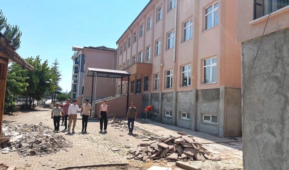 Simav Kaymakamı Bünyamin Karaloğlu, ilçede bulunan okul binalarındaki bakım ve