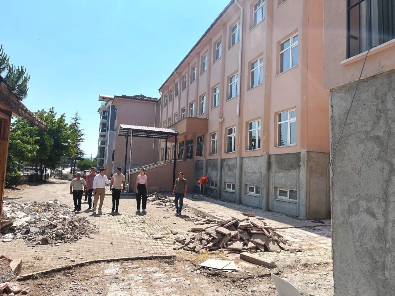 Simav Kaymakamı Bünyamin Karaloğlu, ilçede bulunan okul binalarındaki bakım ve