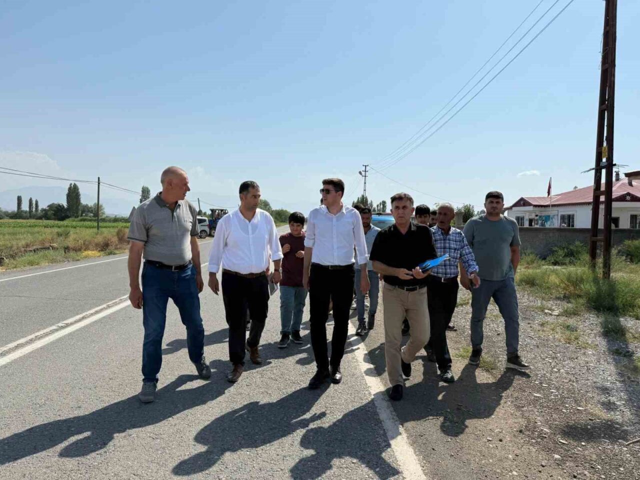 Iğdır’ın Karakoyunlu İlçesi Kaymakamı Fatih Erdoğan, vatandaşlarla bir araya gelmek