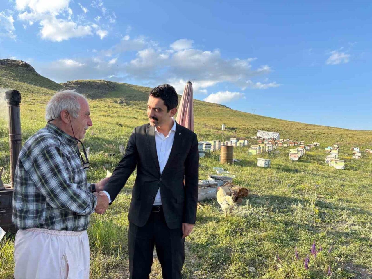 Kaymakam Muhammed Emin Tutal, arıcılık yapan bir kişiyi ziyaret ederek,