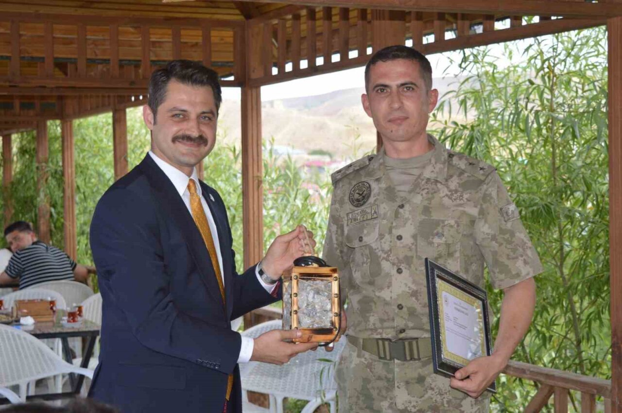 Tuzluca Kaymakamı Abdüllatif Yılmaz, tayinleri nedeniyle ilçeden ayrılacak olan Garnizon