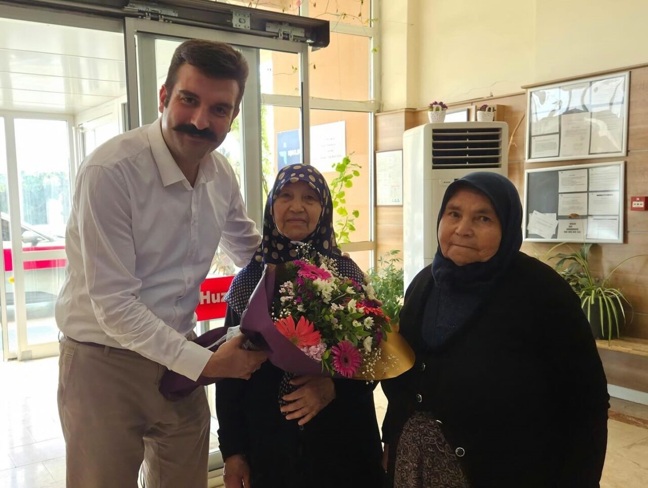 Afyonkarahisar Sandıklı Kaymakamı Selçuk Yosunkaya, kurum ziyaretleri kapsamında Sandıklı Sosyal