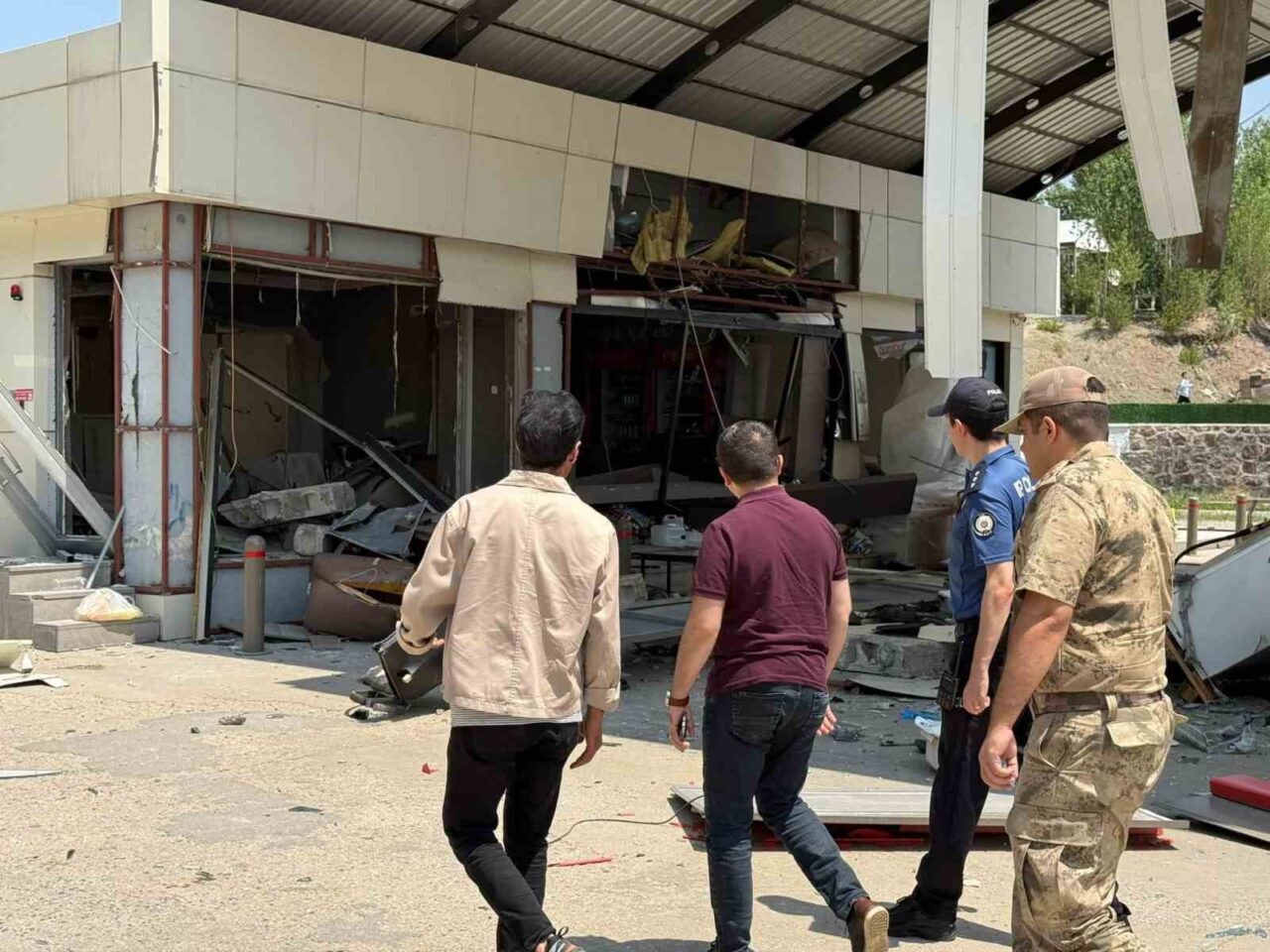 Van’ın Özalp Kaymakamı Rahmi Bulut, sabaha karşı patlamanın meydana geldiği