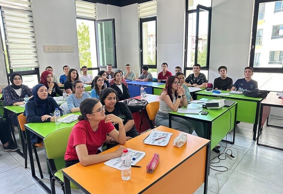 Kayseri Büyükşehir Belediyesi; eğitimde fırsat eşitliği sunmak ve gençlerin akademik