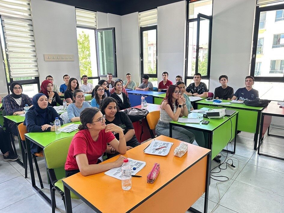 Kayseri Büyükşehir Belediyesi; eğitimde fırsat eşitliği sunmak ve gençlerin akademik