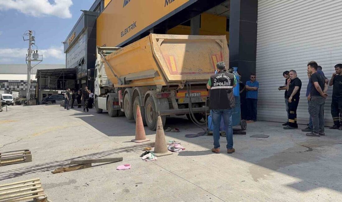 Kocaeli’nin Gebze ilçesinde damperli tırın kasasında yapılan kaynak işlemini izleyen