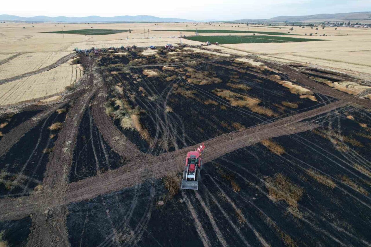 Kayseri’nin Tomarza ilçesinde çıkan yangında yaklaşık 100 dekar ekili arazi