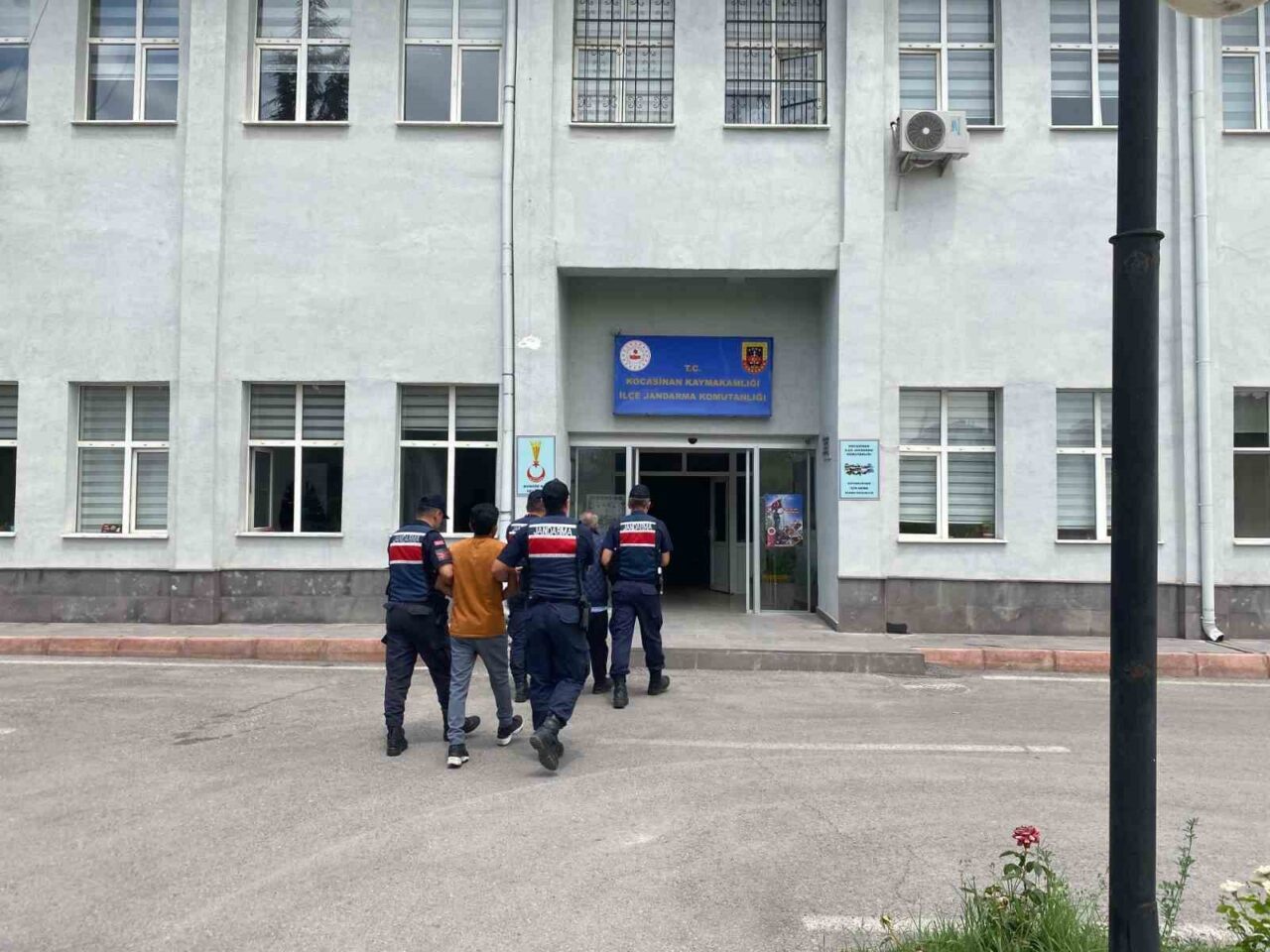 Kayseri’de jandarma ekipleri tarafından yapılan çalışmalarda DEAŞ Silahlı Terör Örgütü