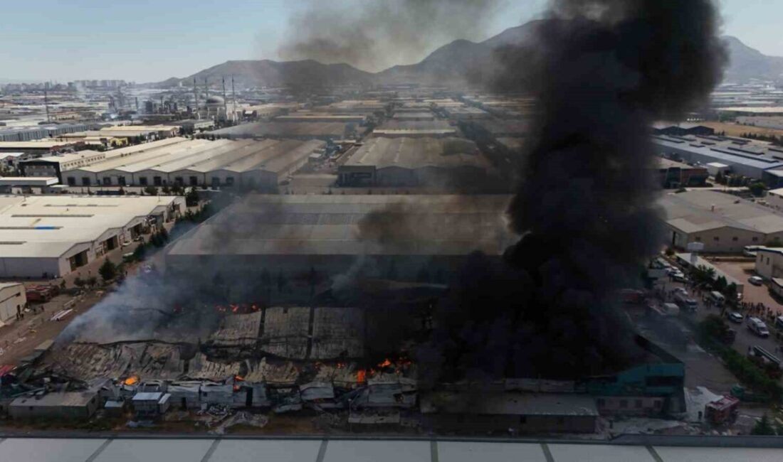 Kayseri Organize Sanayi Bölgesi’nde bir mobilya fabrikasında çıkan yangın kontrol