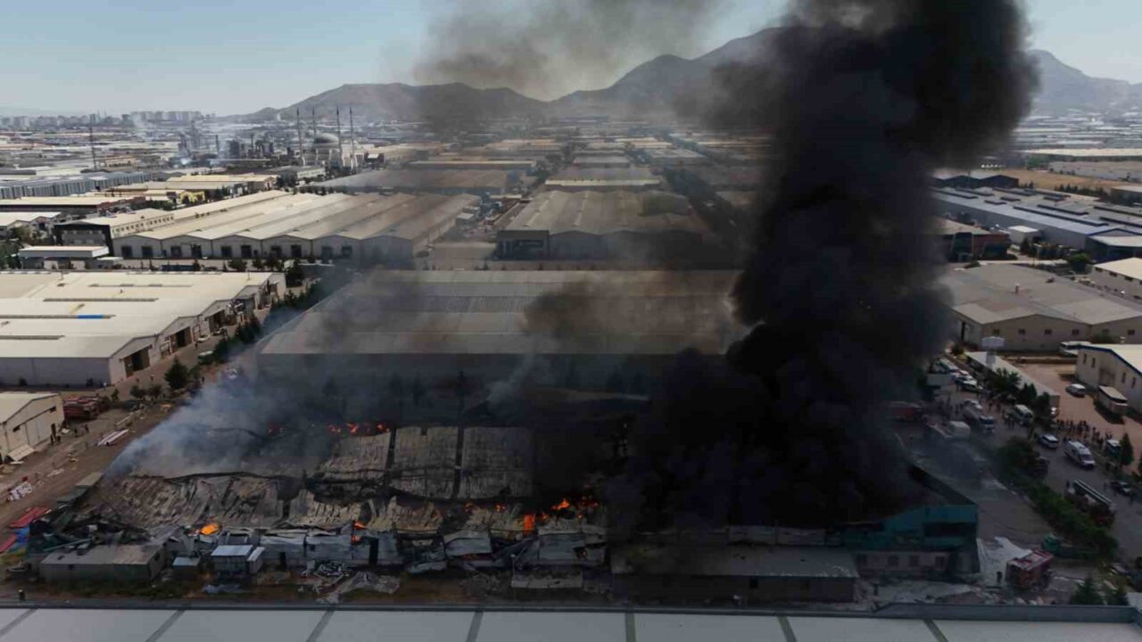Kayseri Organize Sanayi Bölgesi’nde bir mobilya fabrikasında çıkan yangın kontrol