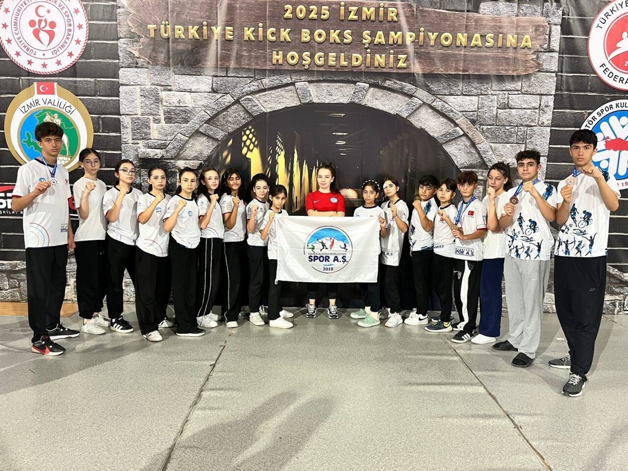 Türkiye Kick Boks Minikler ve Yıldızlar Şampiyonası’nda mücadele eden Kayseri