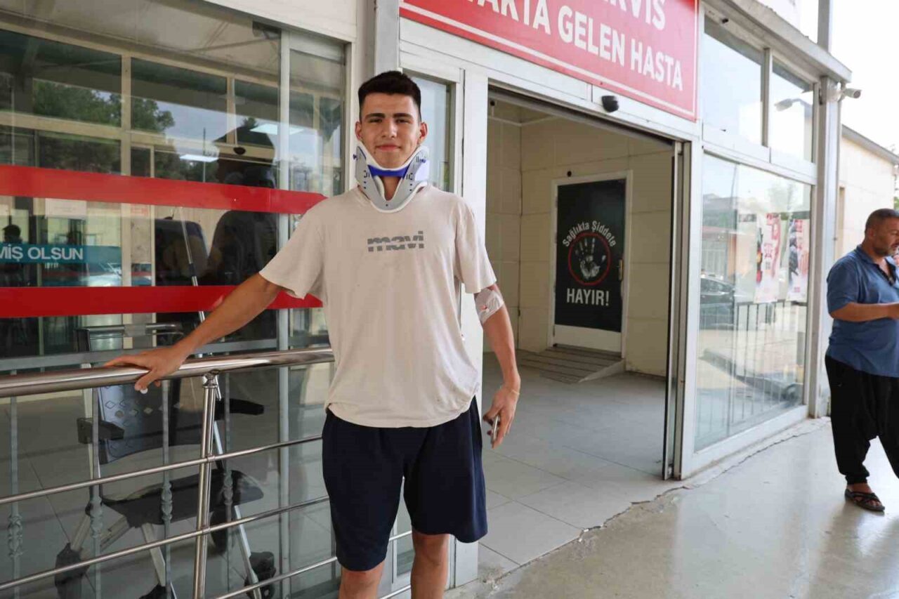 Adana’da gerçekleşen trafik kazasında çarpışma anında kapısı açılan otomobilden atlayıp