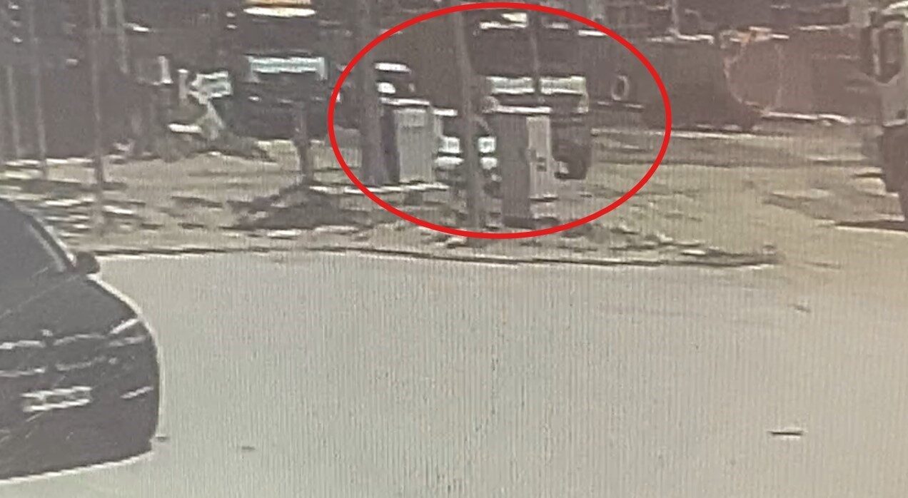 Hatay’ın Antakya ilçesinde hafriyat kamyonu ve otomobilin çarpıştığı kazada, kaldırımda