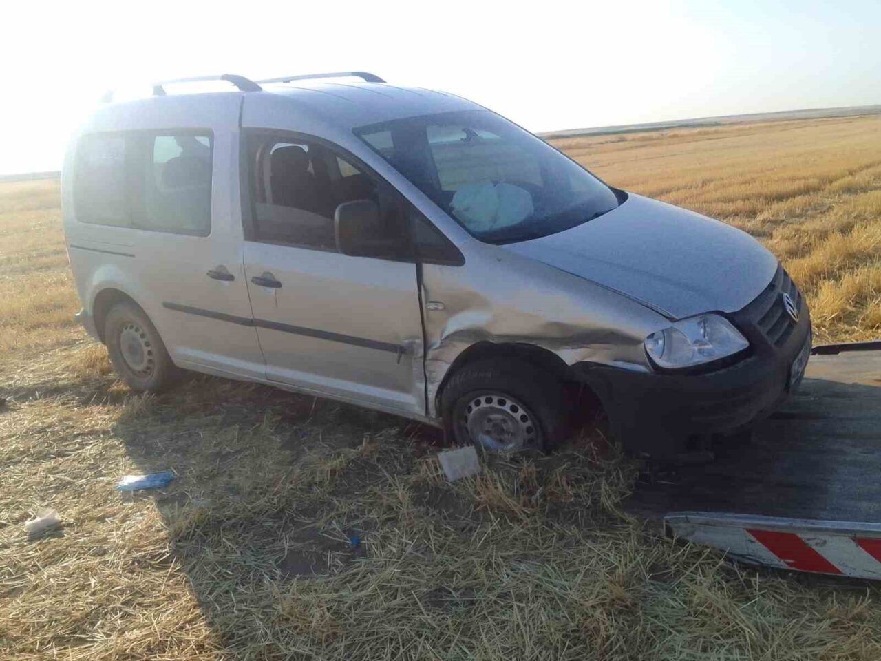 Afyonkarahisar’da kontrolden çıkarak tarım alanına giren hafif ticari araçta 3