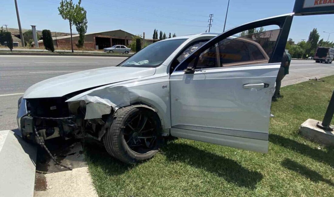 Çorum’da refüjü aşıp karşı şeritteki benzin istasyonunun tabelasına çarpan otomobilin