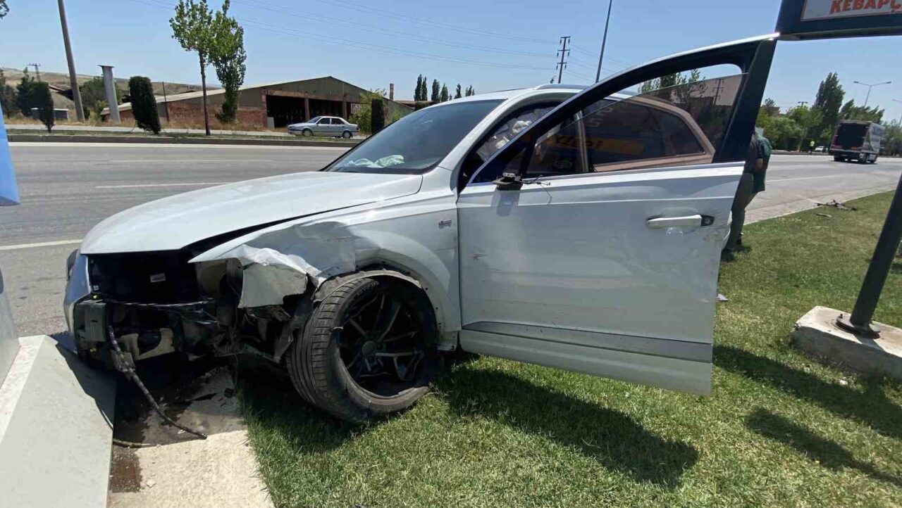 Çorum’da refüjü aşıp karşı şeritteki benzin istasyonunun tabelasına çarpan otomobilin