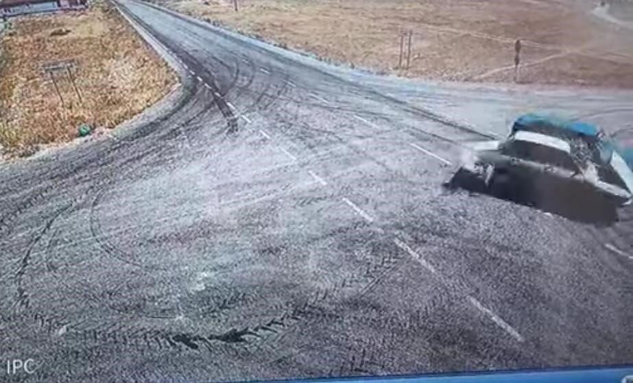 Nevşehir’de kavşakta çarpışan iki otomobilden biri alev aldı. Yaşanan kaza