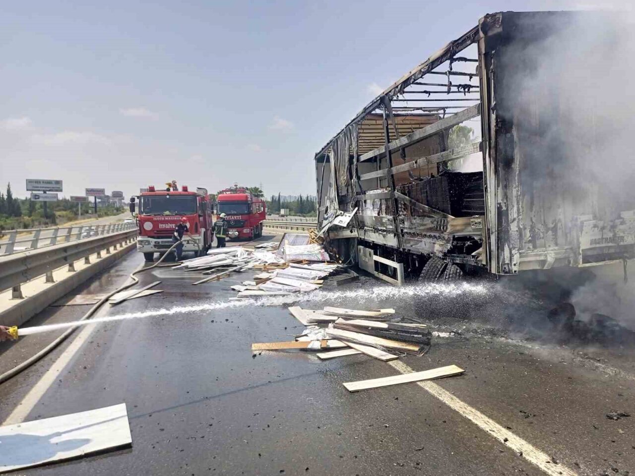 Antalya’da mobilya malzemesi yüklü tır seyir halindeyken yandı. İtfaiye ekiplerinin