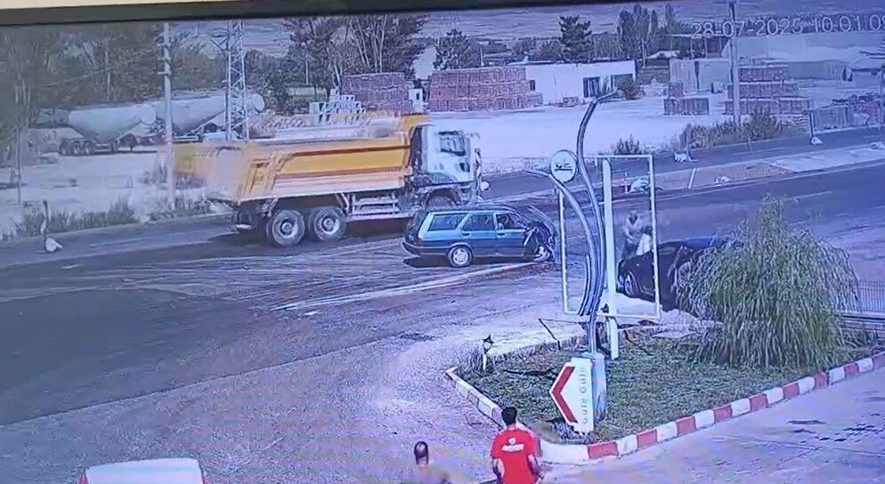 Isparta’nın Şarkikaraağaç ilçesinde iki otomobilin çarpışması sonucu meydana gelen ve