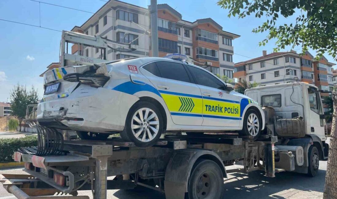 Eskişehir’de maddi hasarlı kazayı incelemek için olay yerine giden Trafik