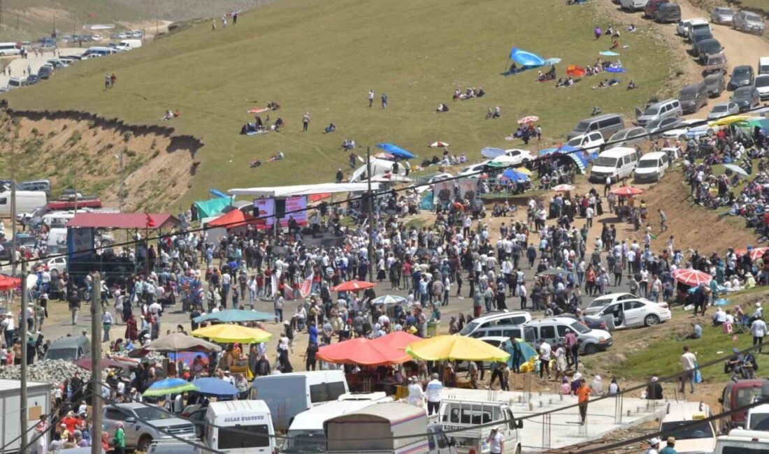 Gümüşhane’nin Kürtün ilçesindeki Kazıkbeli Yaylası’nda geleneksel otçu göçü şenliği gerçekleştirildi.
