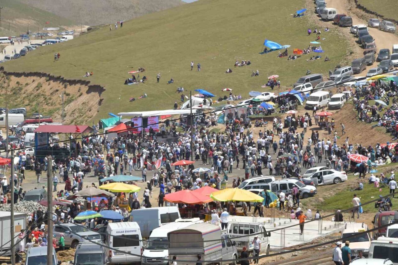 Gümüşhane’nin Kürtün ilçesindeki Kazıkbeli Yaylası’nda geleneksel otçu göçü şenliği gerçekleştirildi.