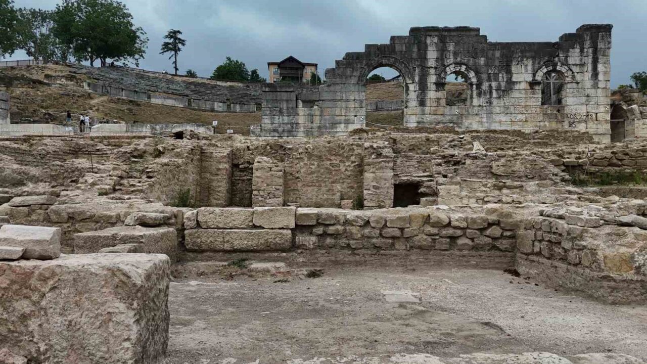 Düzce Belediyesi tarafından kazı çalışması başlatılan Konuralp Antik Tiyatro alanında