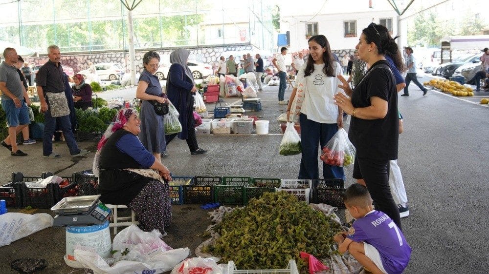 Keçiören Belediyesi tarafından, çiftçilerce üretilen taze sebze ve meyveleri aracısız