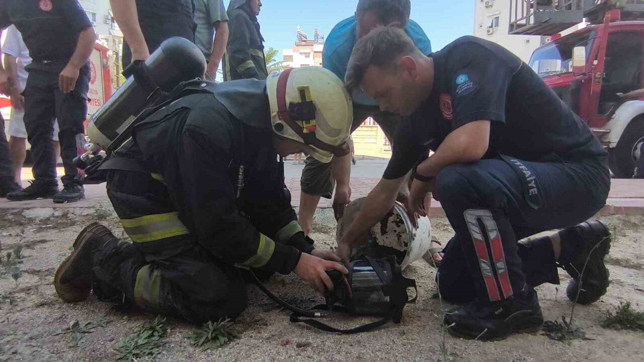 Antalya’da dün, komşularının haber vermesi ile evinin yandığı haberini alan