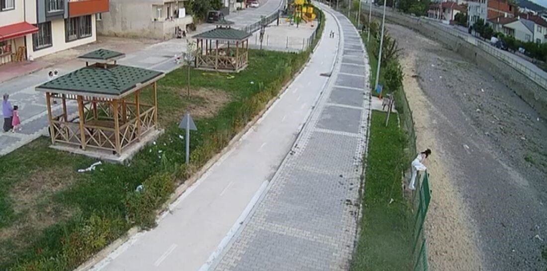 Tokat’ın Erbaa ilçesinde bir genç kız, kediye yardım etmek isterken