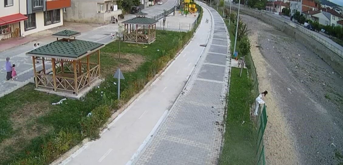 Tokat’ın Erbaa ilçesinde bir genç kız, kediye yardım etmek isterken