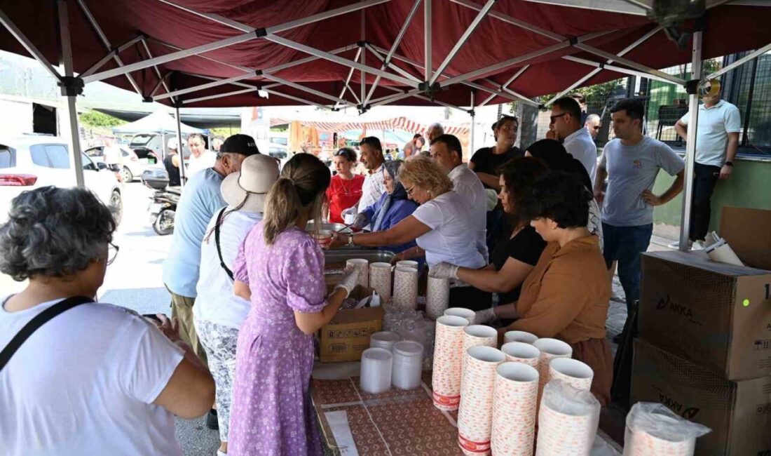 Kemer Belediyesi’nin Muharrem ayı dolayısıyla düzenlediği aşure ikramı programı ilçe