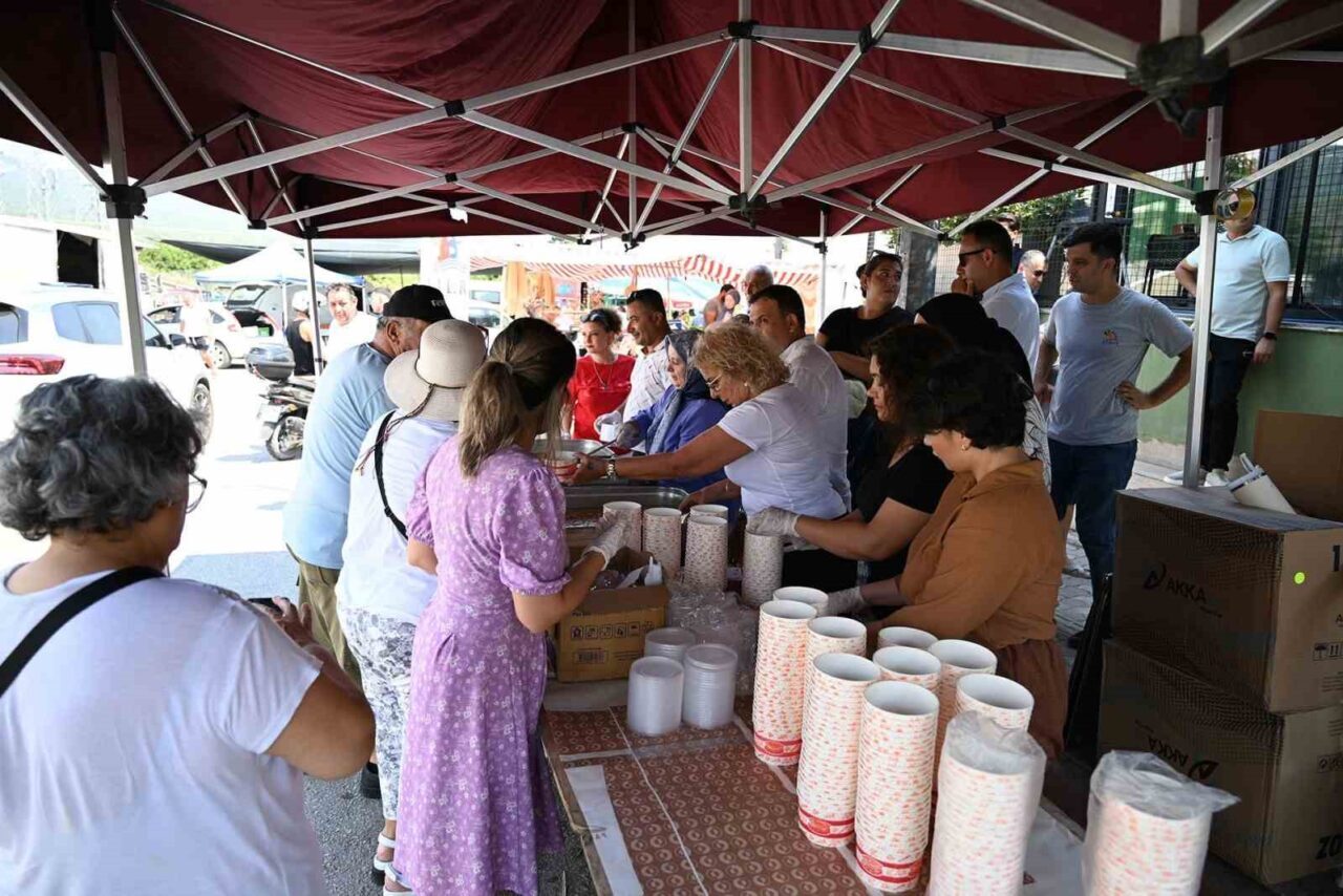 Kemer Belediyesi’nin Muharrem ayı dolayısıyla düzenlediği aşure ikramı programı ilçe