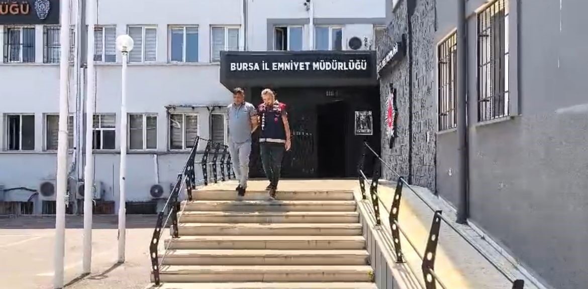 Bursa’da kendisini önce müftü, sonra kaymakam, ardından vali yardımcısı olarak