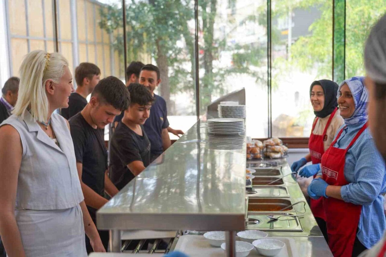 Bilecik Belediye Başkanı Melek Mızrak Subaşı, şehir merkezinde hizmet veren