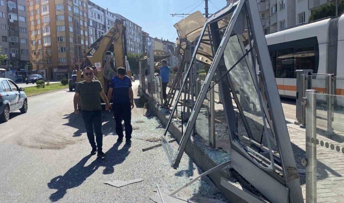 Eskişehir’de kepçe kolunun çarptığı tramvay durağında büyük çapta hasar oluşurken,