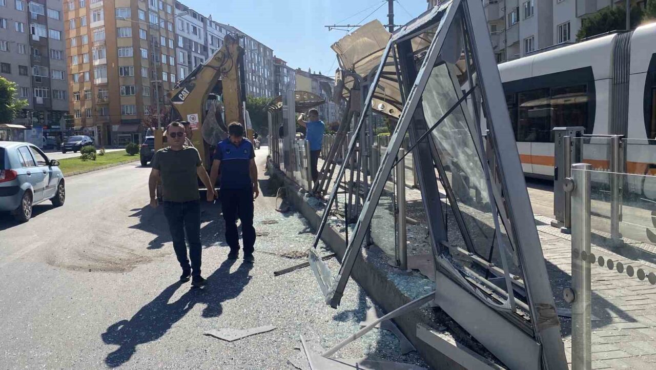 Eskişehir’de kepçe kolunun çarptığı tramvay durağında büyük çapta hasar oluşurken,