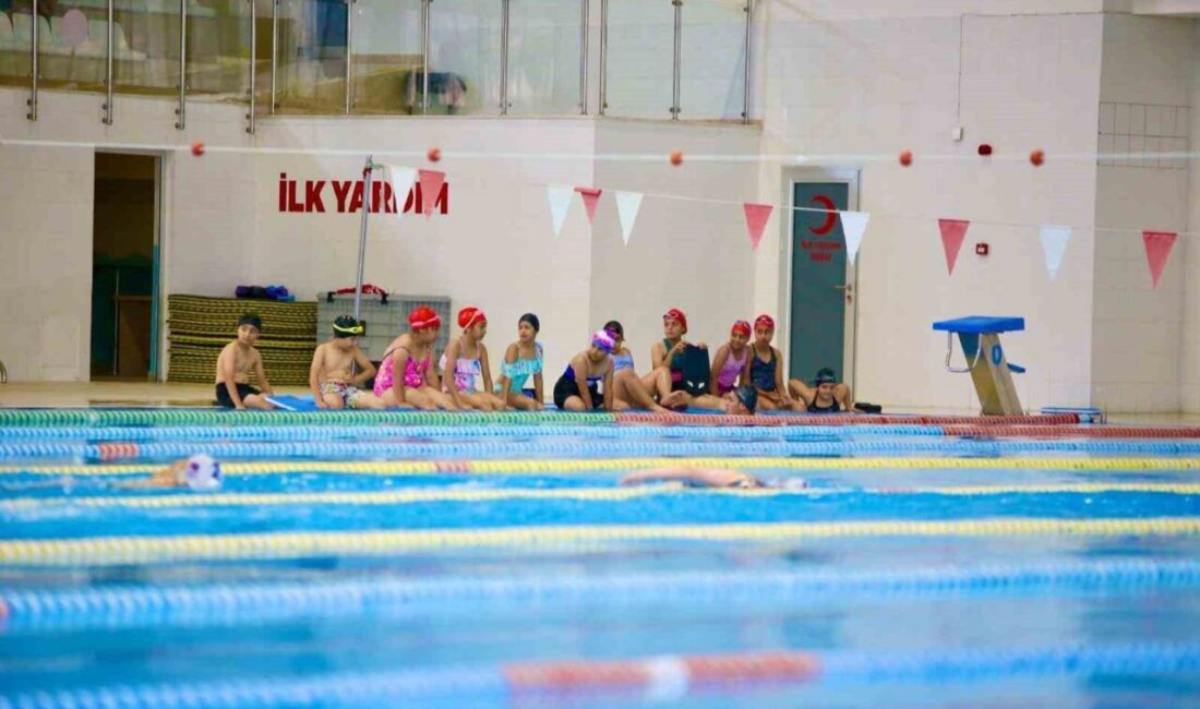Kepez Belediyesi’nin yaz dönemine özel olarak düzenlediği yüzme kurslarına, çocuklardan