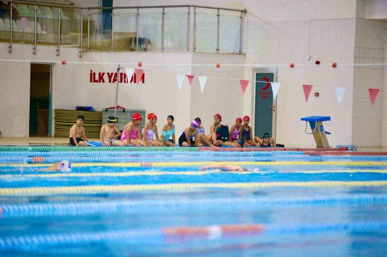 Kepez Belediyesi’nin yaz dönemine özel olarak düzenlediği yüzme kurslarına, çocuklardan