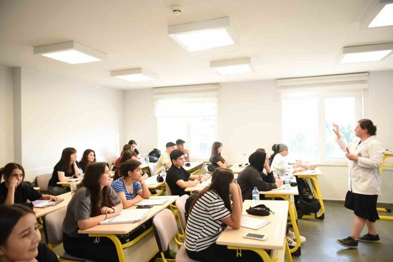 Kepez Belediyesi, üniversite hayali kuran gençler için yaz döneminde de