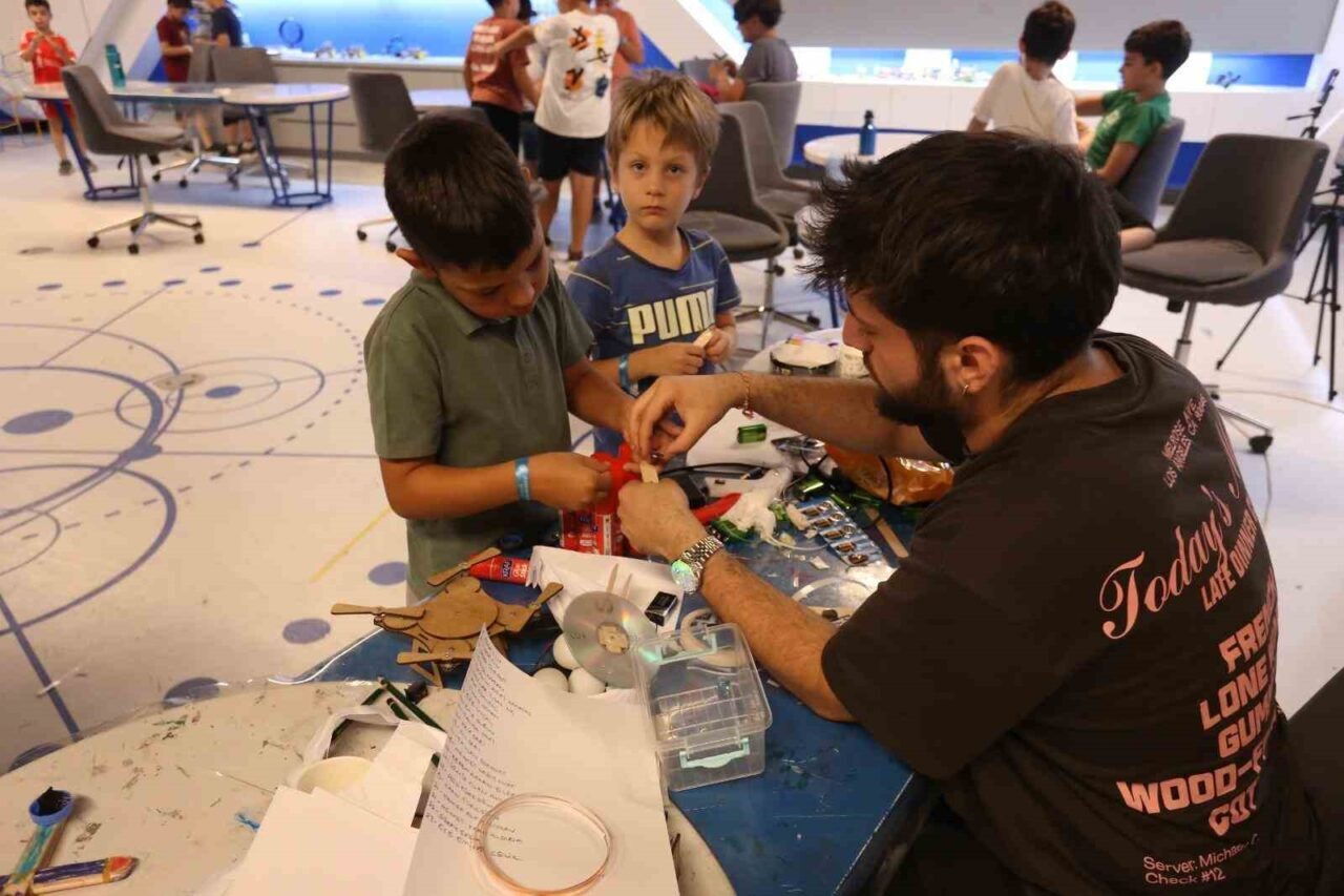 Kepez Belediyesi çatısı altında hizmet veren Antalya Bilim Merkezi, yaz