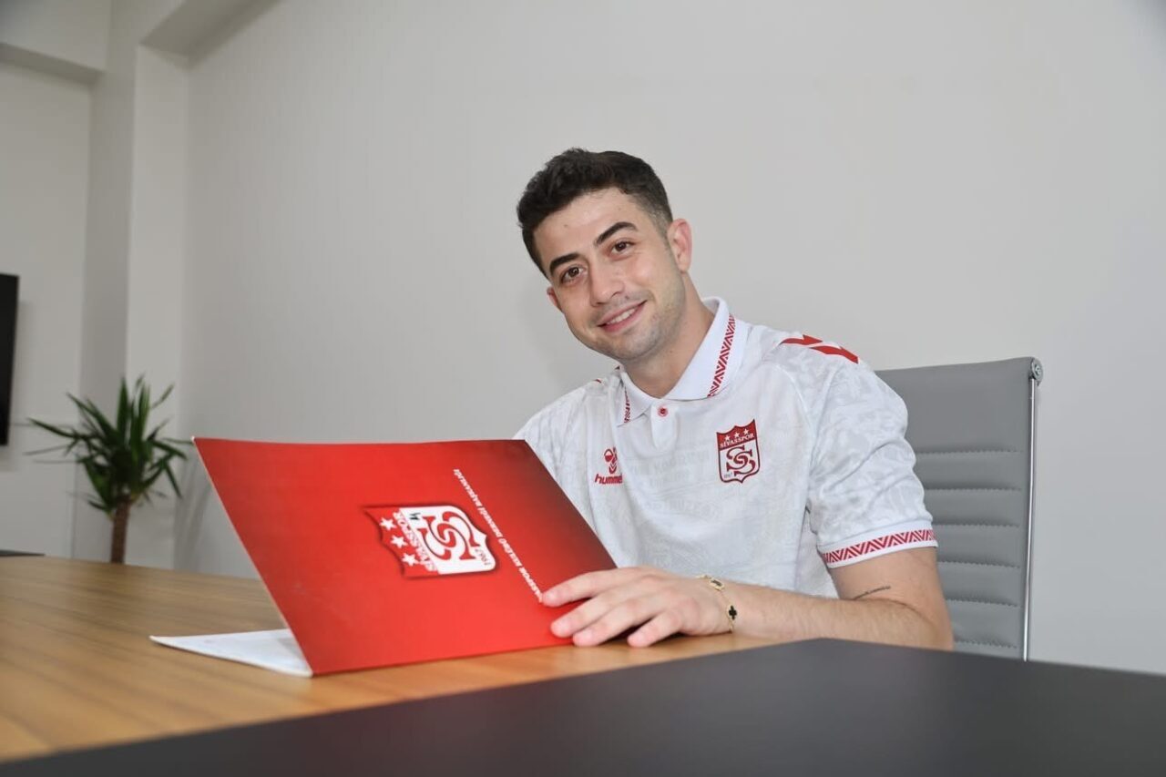 Yeni sezon öncesi transfer çalışmalarını sürdüren Sivasspor, takımın eski futbolcusu