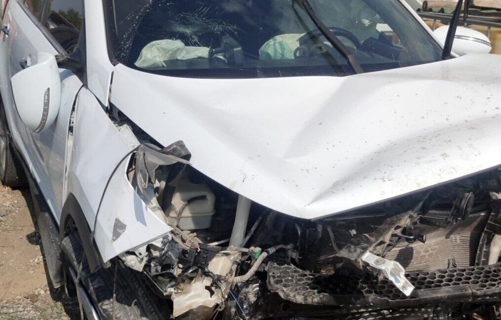 Edirne’nin Keşan ilçesinde, önündeki otomobile çarptıktan sonra kontrolden çıkarak duvara