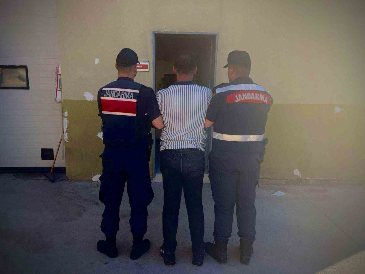 Gaziantep’te jandarma ekipleri tarafından çeşitli suçlardan aranan 3 şahıs yakalandı.