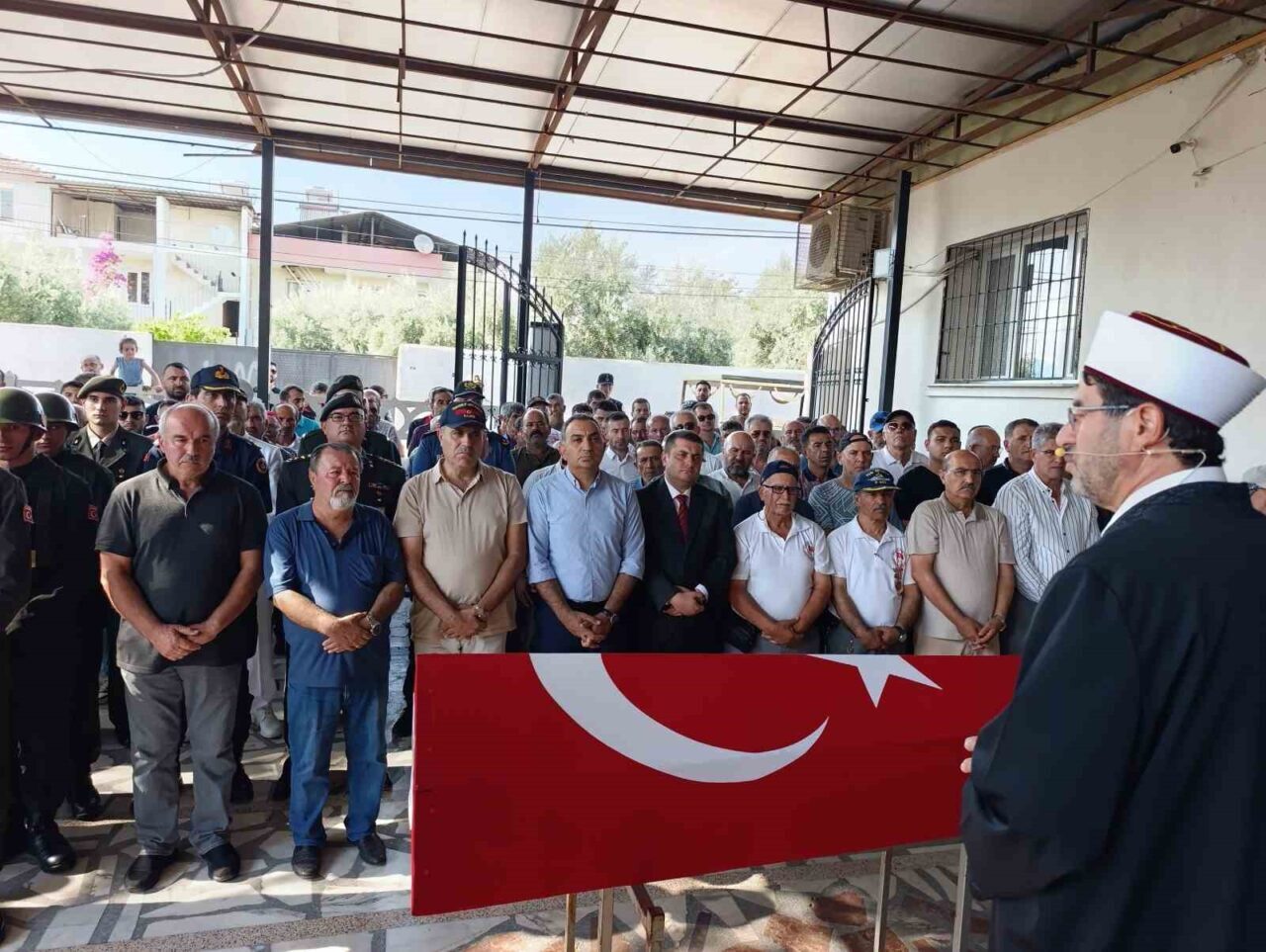 İzmir’in Torbalı ilçesinde yaşayan Kıbrıs Gazisi Duran Karaçoban (73) askeri